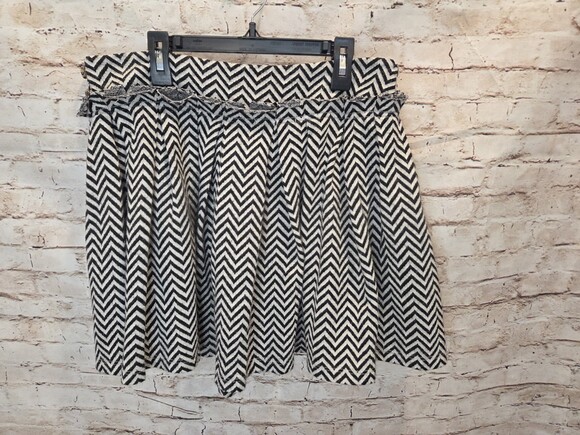 Alembika Dresses & Skirts - Chevron Womens Skirt Black Gray Size Medium Measurements Given